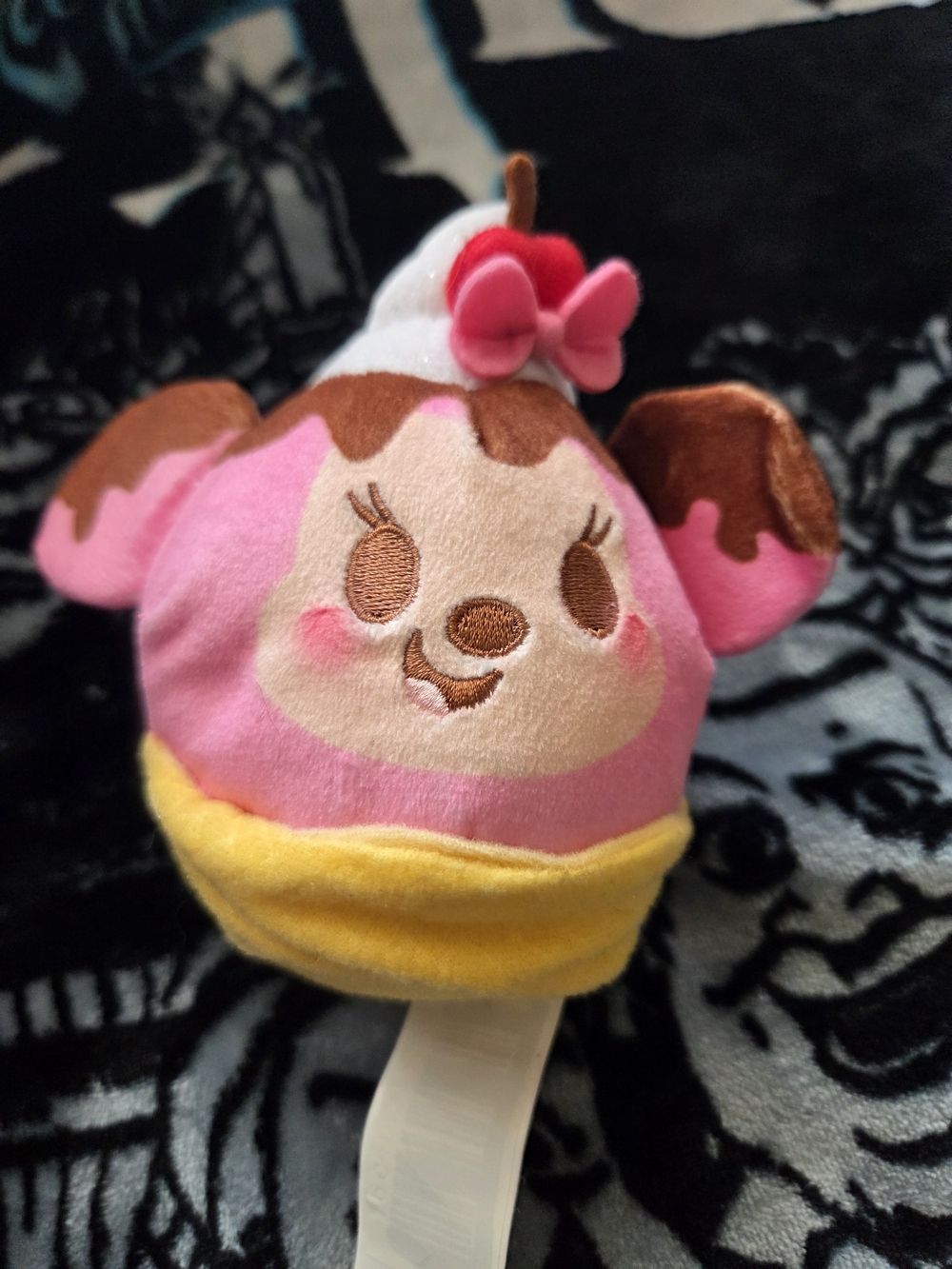 Disney Munchlings Single Serve Series 1 Minnie Sundae Waffle Scented Plush